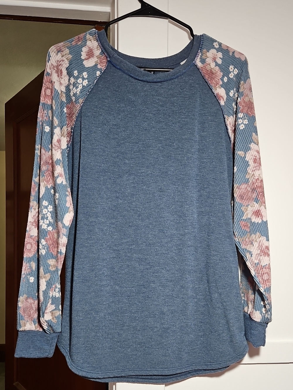 Heimish USA Dusty Blue Long Sleeve T-Shirt Top Floral Ribbed Sleeves Size S EUC